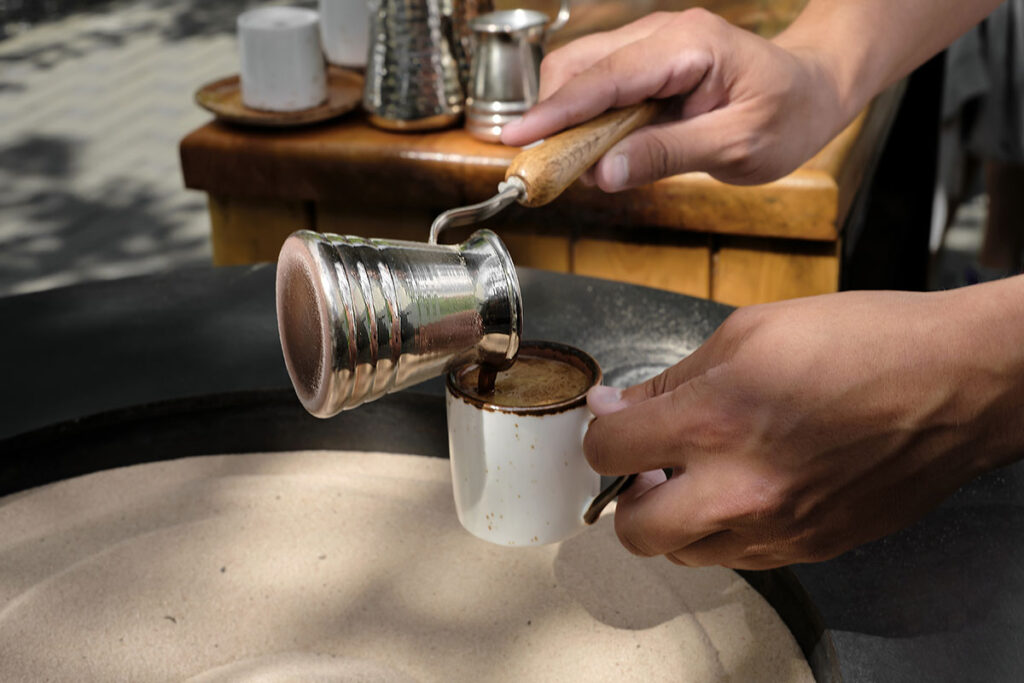 Tradycyjna kawa grecka Ellinikos Kafes, przygotowana w tygielku "briki"
