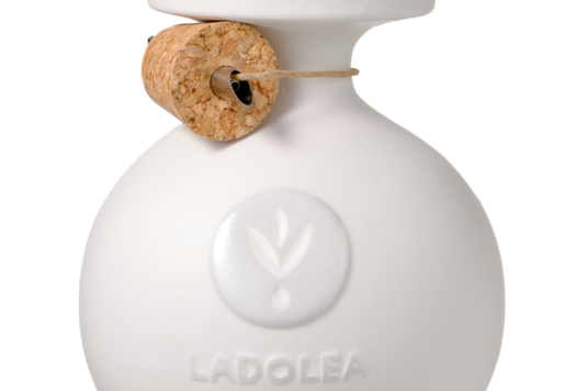 Ceramiczna butelka z logo Ladolea wypełniona oliwa z oliwek Patrinia